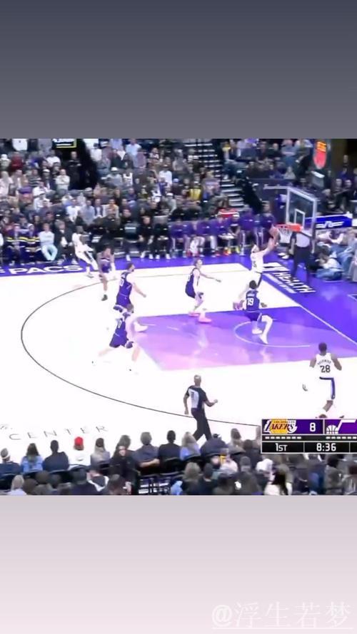 詹姆斯助攻 里弗斯精彩快攻上篮得手 詹姆斯助攻 里弗斯精彩快攻上篮得手